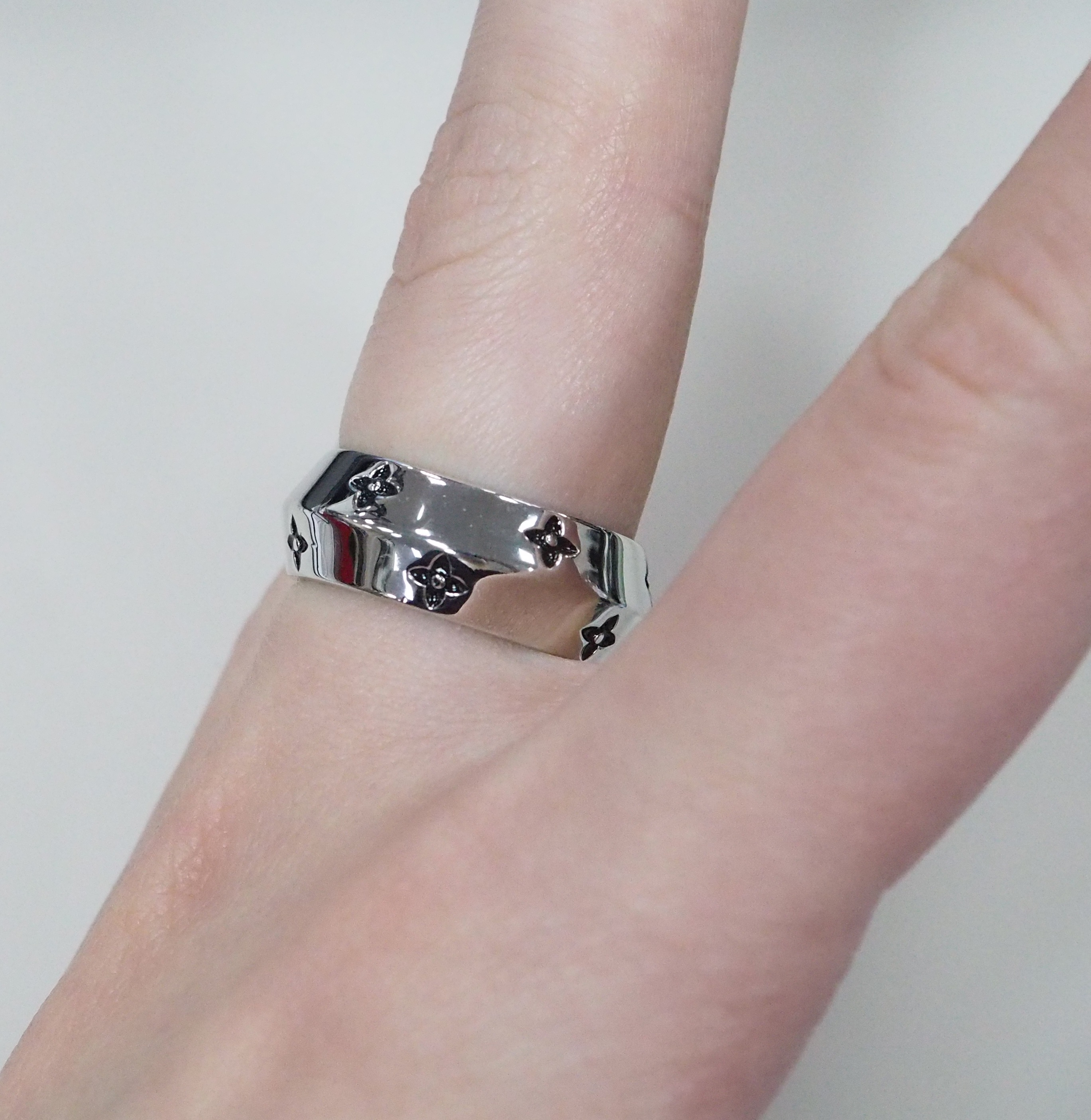 Серебряное кольцо с эмалью